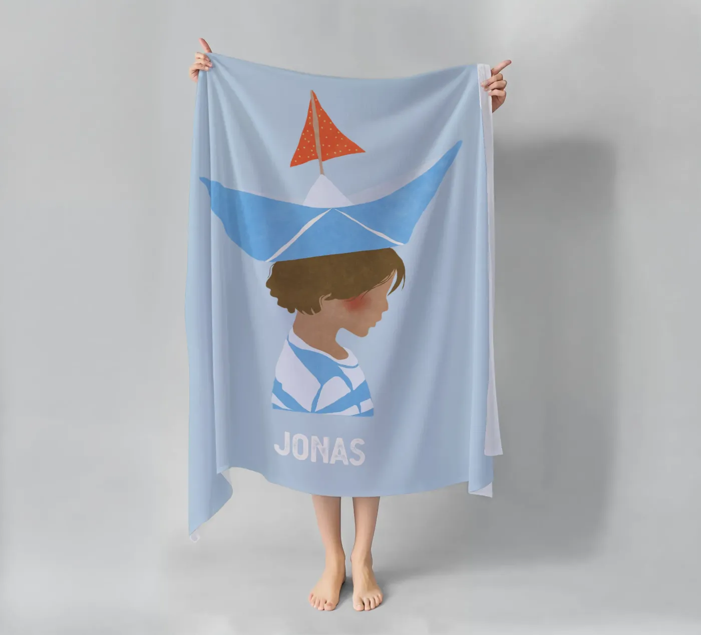 Junge mit Boot strandhanddoek van Illustration Raissa Oltmanns