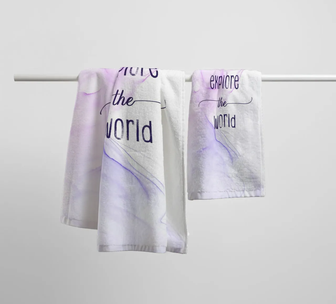 Explore the world | floating colors asciugamano da bagno da Melanie Viola