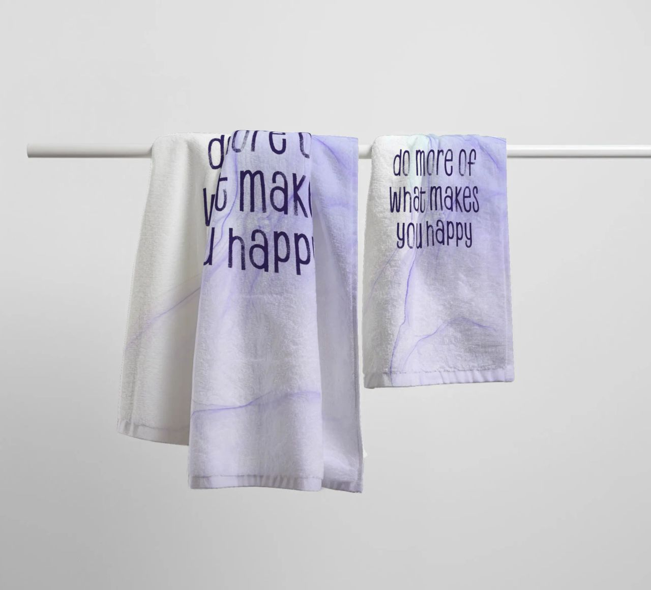 Do more of what makes you happy | floating colors asciugamano da bagno da Melanie Viola