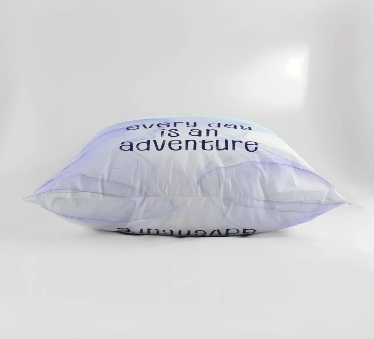 Every day is an adventure | floating colors cojín de Melanie Viola
