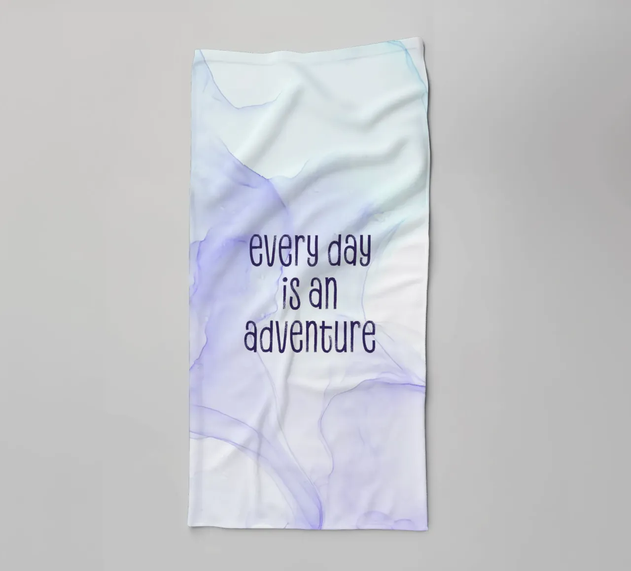 Every day is an adventure | floating colors asciugamano da bagno da Melanie Viola