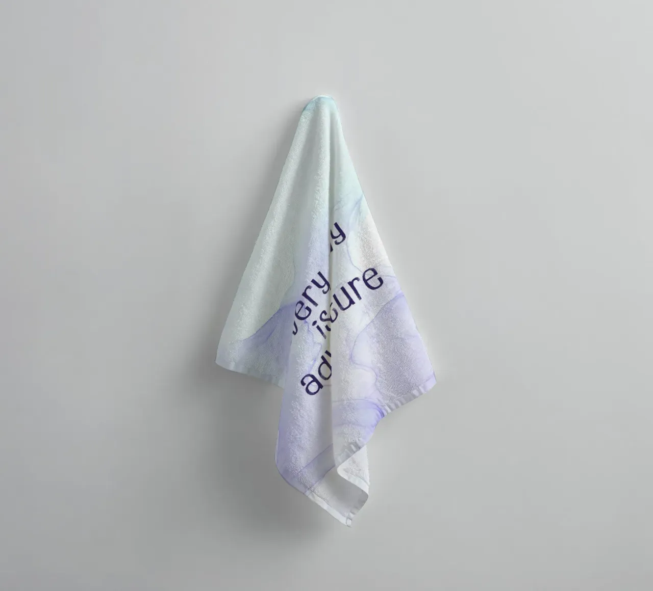 Every day is an adventure | floating colors asciugamano da bagno da Melanie Viola