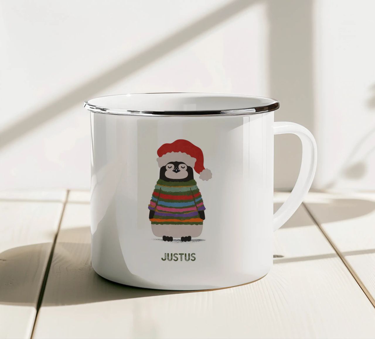 Weihnachtspinguin in Wollpullover tazza in smalto da Illustration Raissa Oltmanns