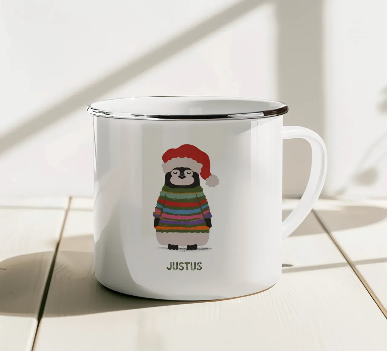 Weihnachtspinguin in Wollpullover tazza in smalto da Illustration Raissa Oltmanns