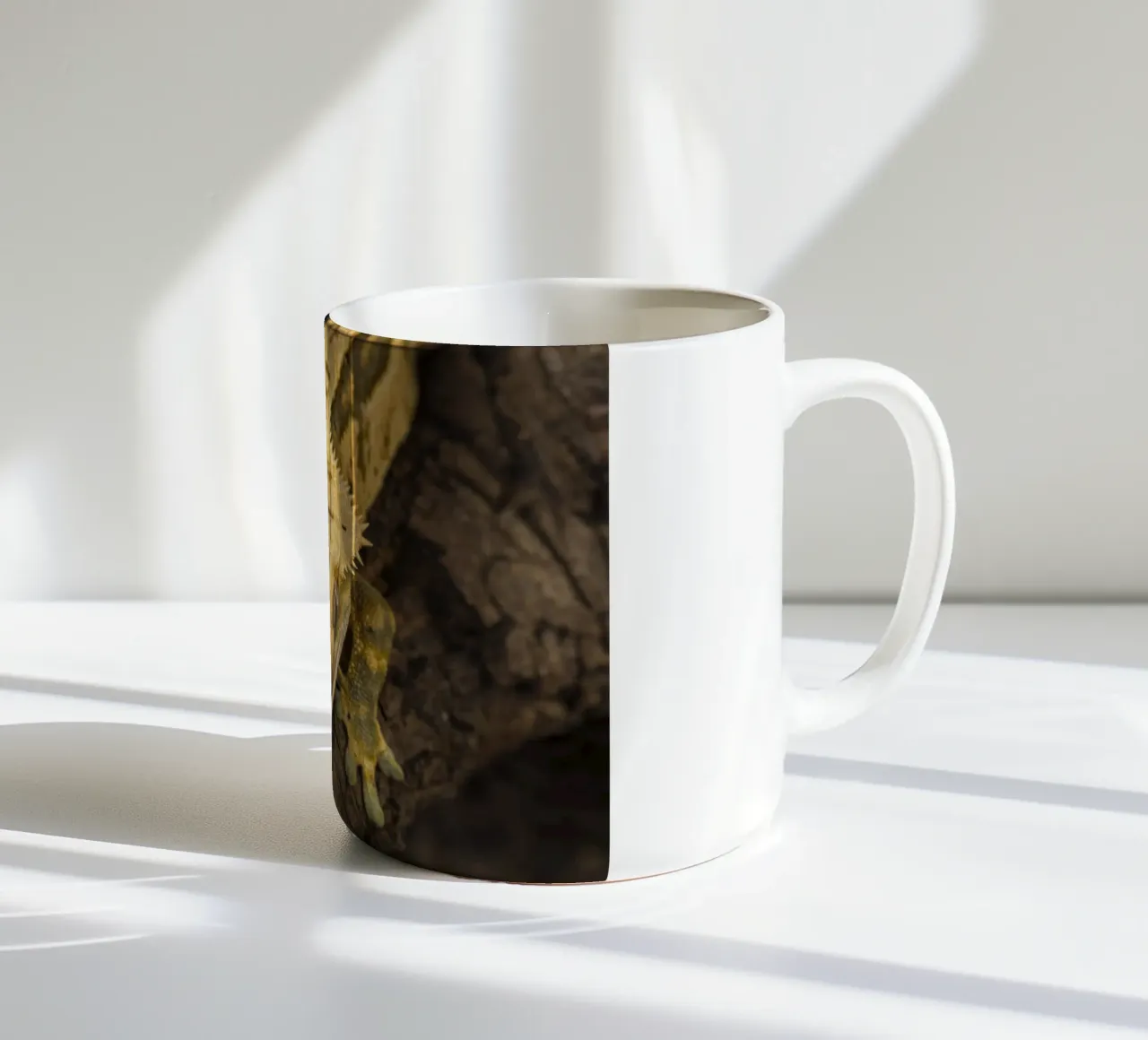 Geco crestato tazza in ceramica da Curious Collections by Marielle Leenders