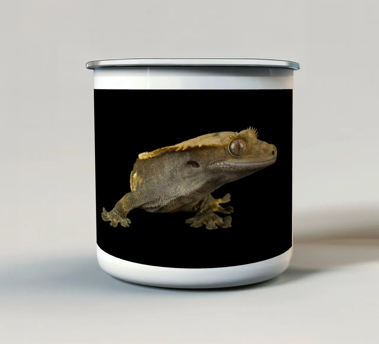 Geco crestato tazza in smalto da Curious Collections by Marielle Leenders