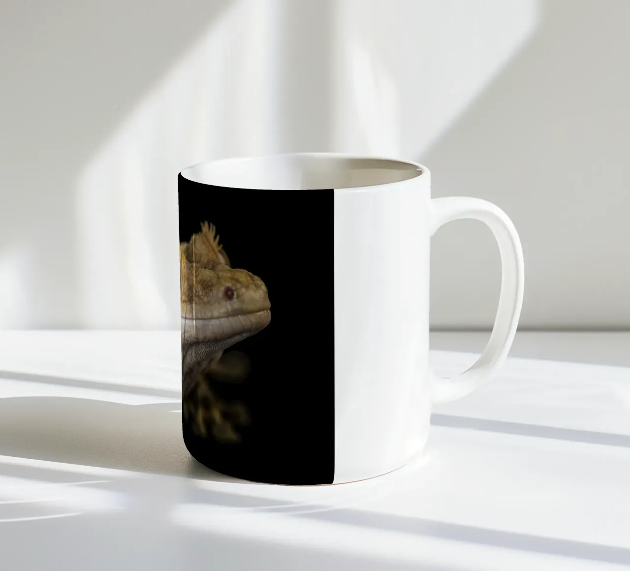 Geco crestato tazza in ceramica da Curious Collections by Marielle Leenders