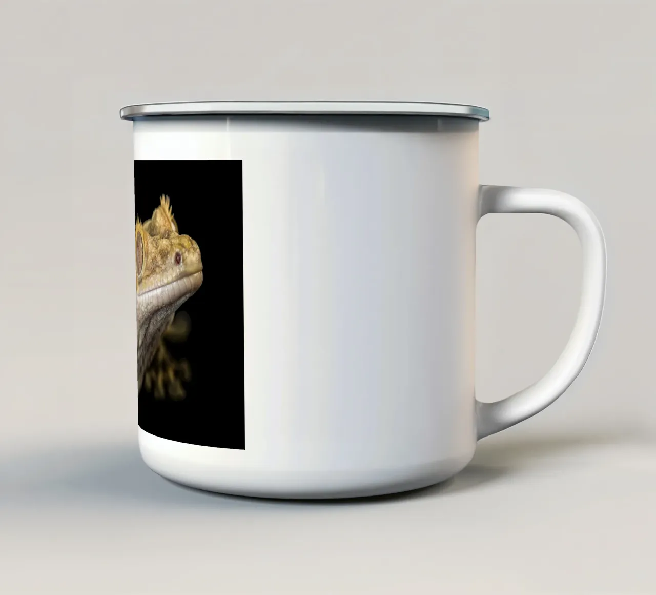 Geco crestato tazza in smalto da Curious Collections by Marielle Leenders