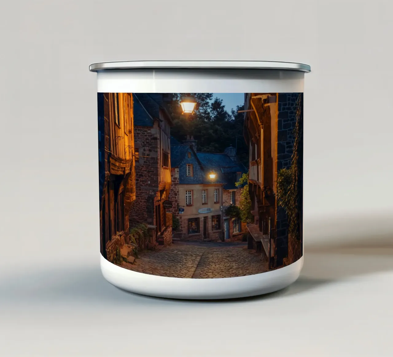 Nightfall in Dinan - Brittany, France tazza in smalto da Marcel Bisig
