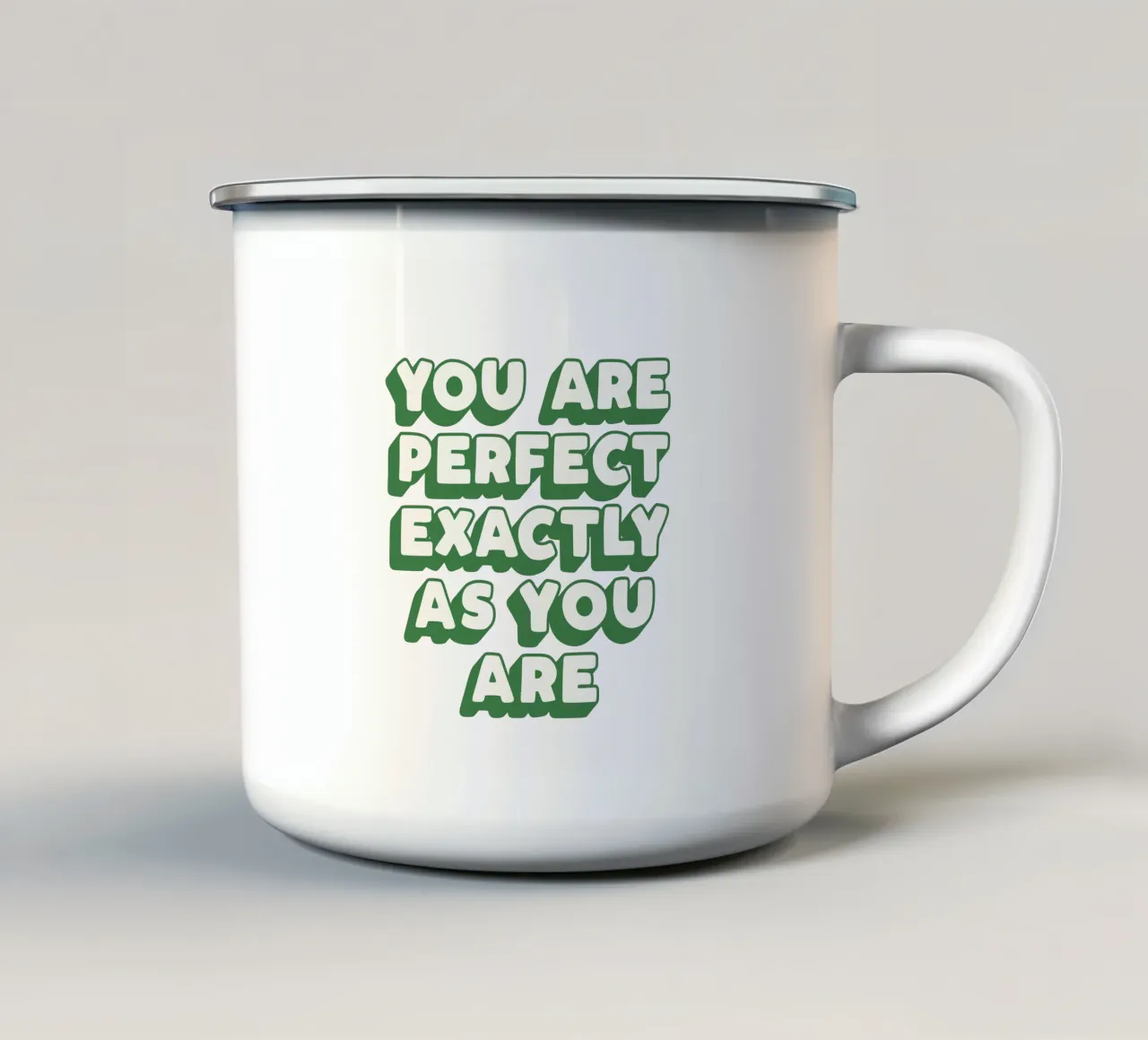 Sei perfetto esattamente come sei Green Typografie Design tazza in smalto da THE MOTIVATED TYPE