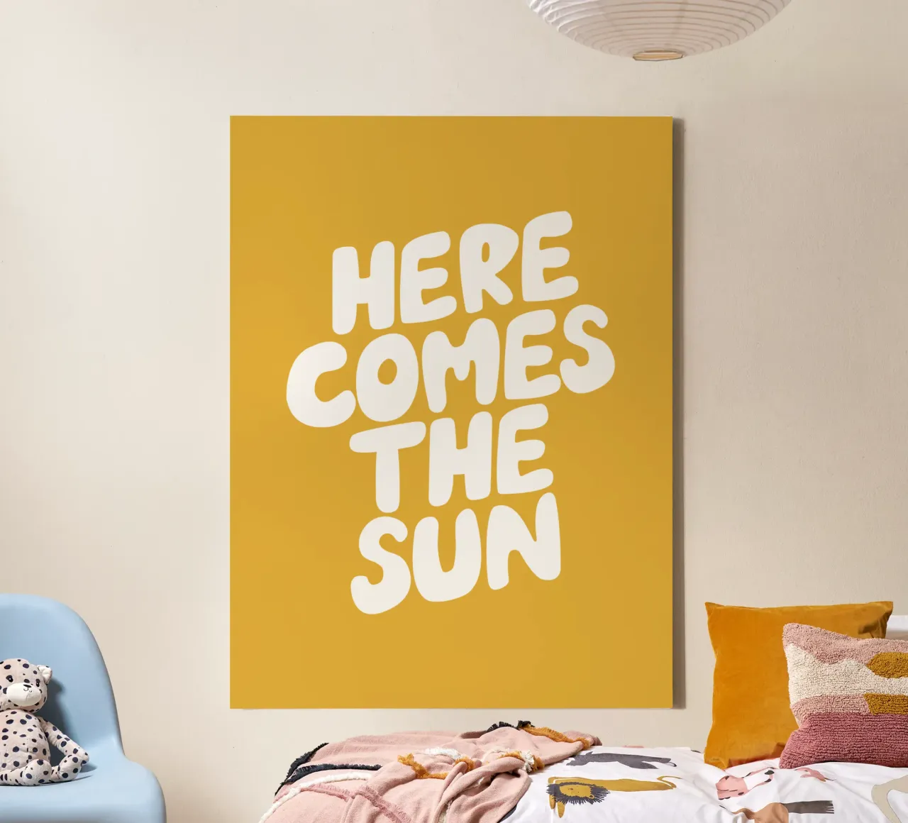 Hier komt de zon Typografie ontwerp in wit en geel canvas met Baklijst van THE MOTIVATED TYPE
