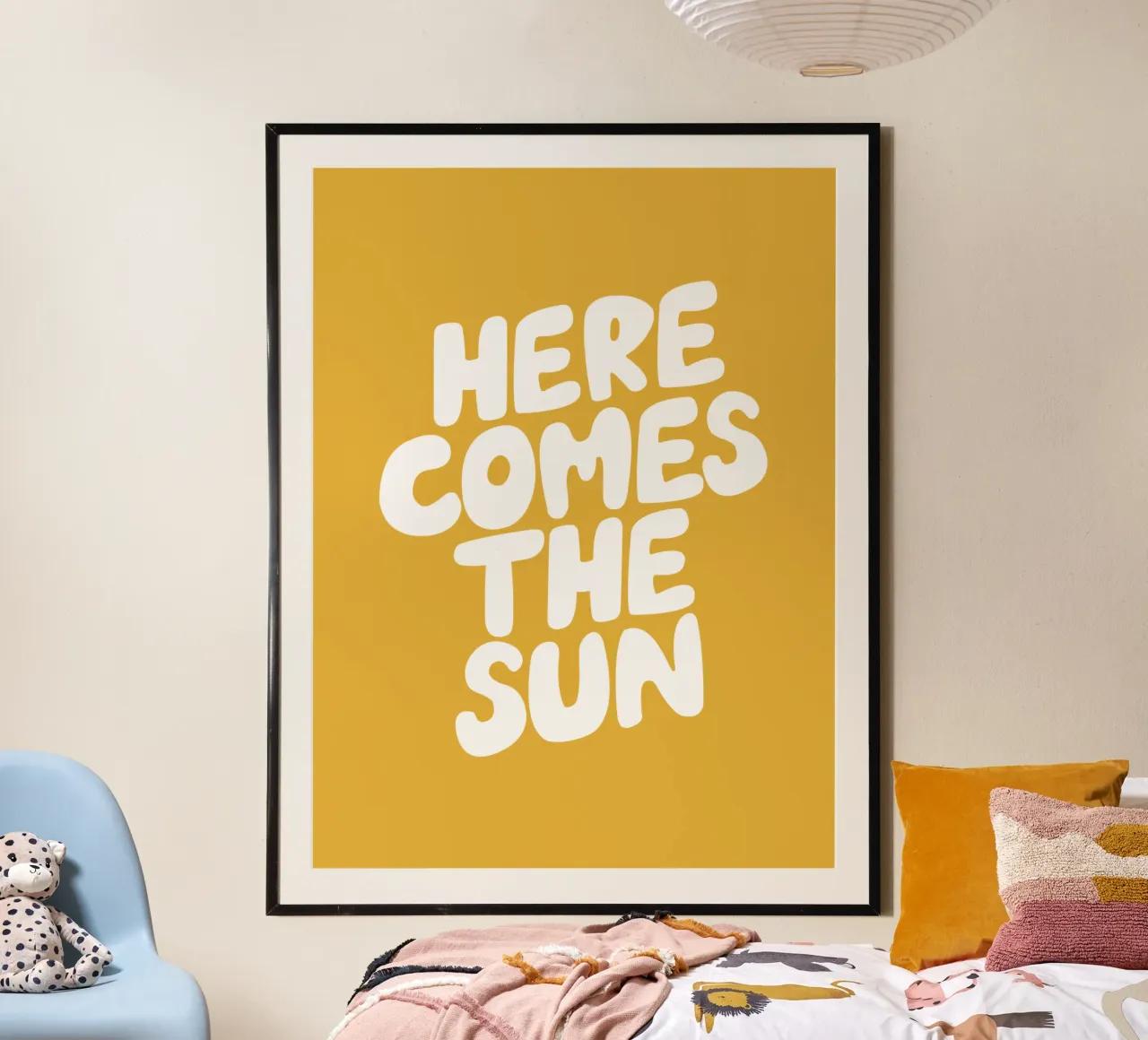 Hier komt de zon Typografie ontwerp in wit en geel poster met houten frame van THE MOTIVATED TYPE