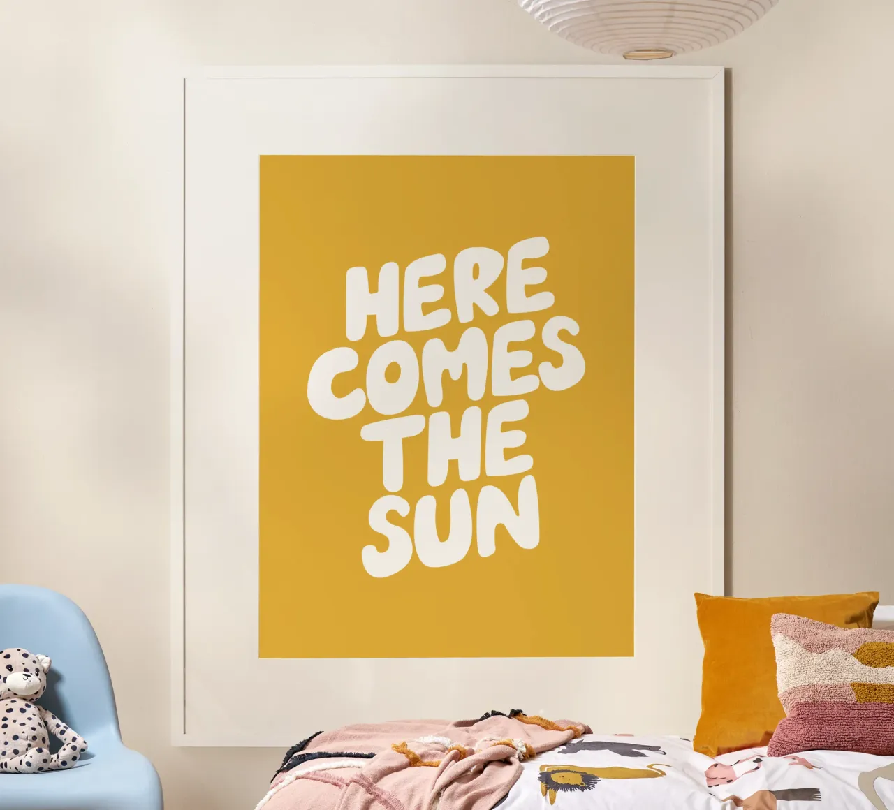Hier komt de zon Typografie ontwerp in wit en geel poster met houten frame van THE MOTIVATED TYPE