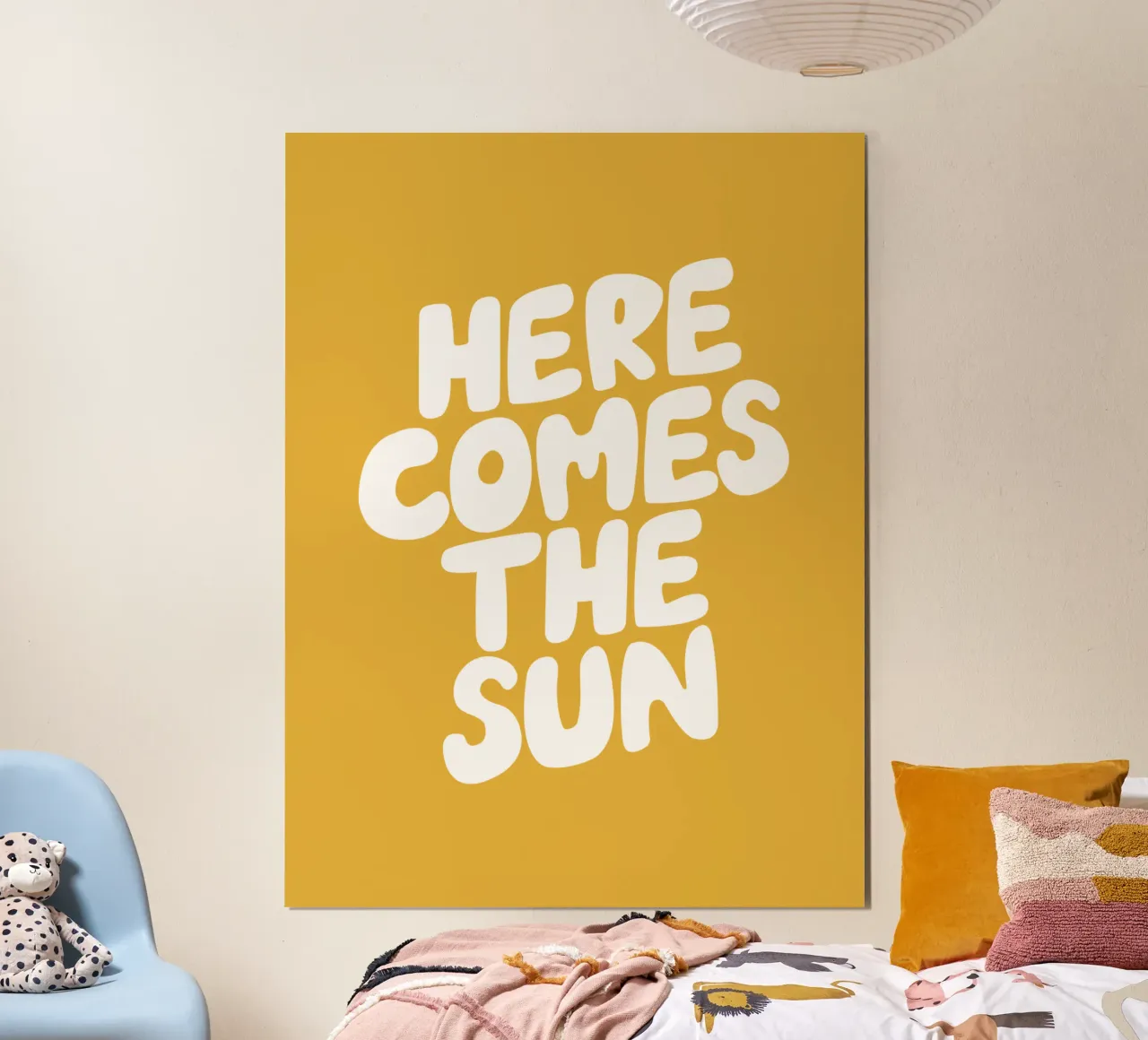Hier komt de zon Typografie ontwerp in wit en geel poster met houten frame van THE MOTIVATED TYPE