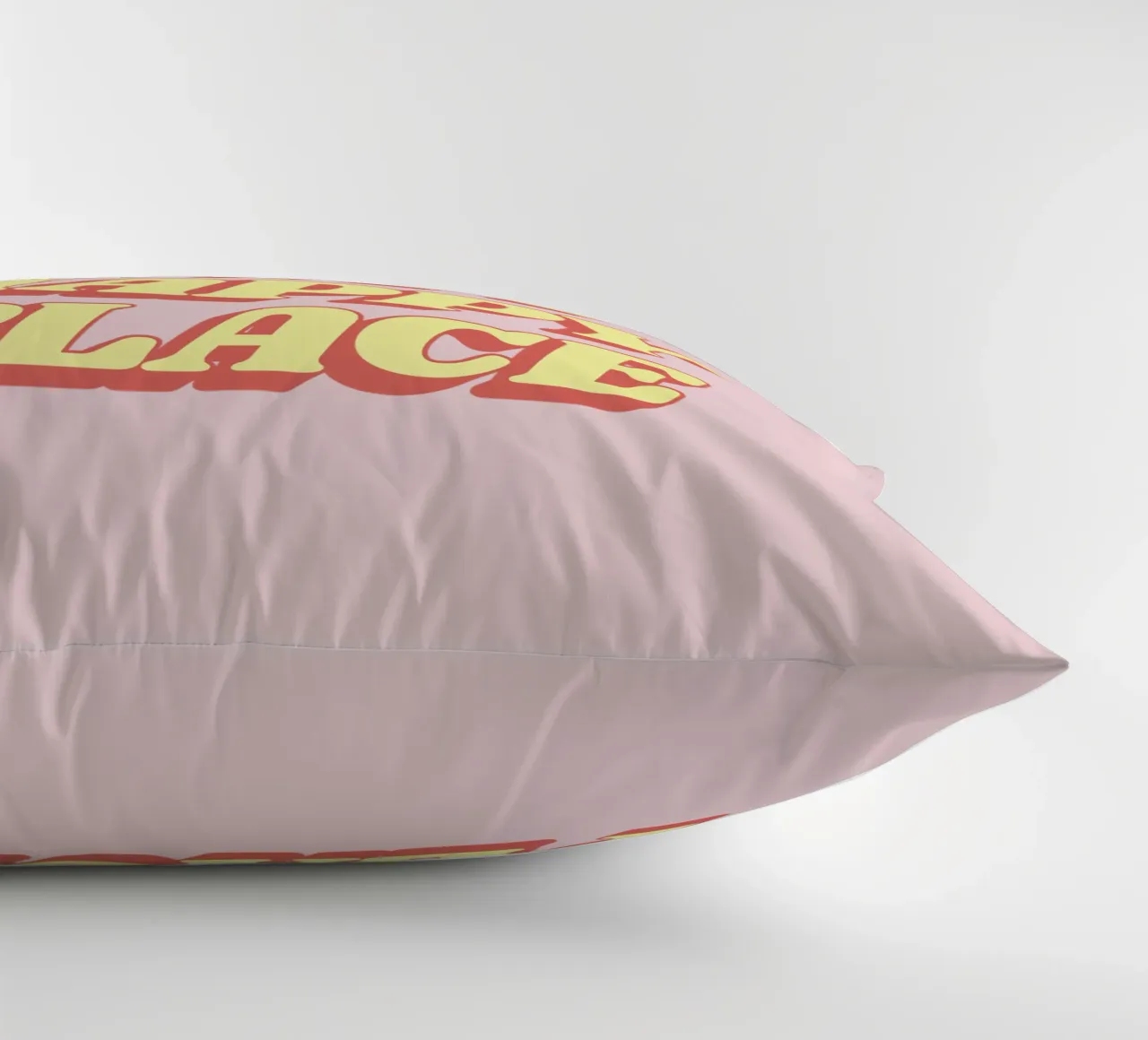 This is My Happy Place - Design tipografico in giallo e rosa cuscino da THE MOTIVATED TYPE