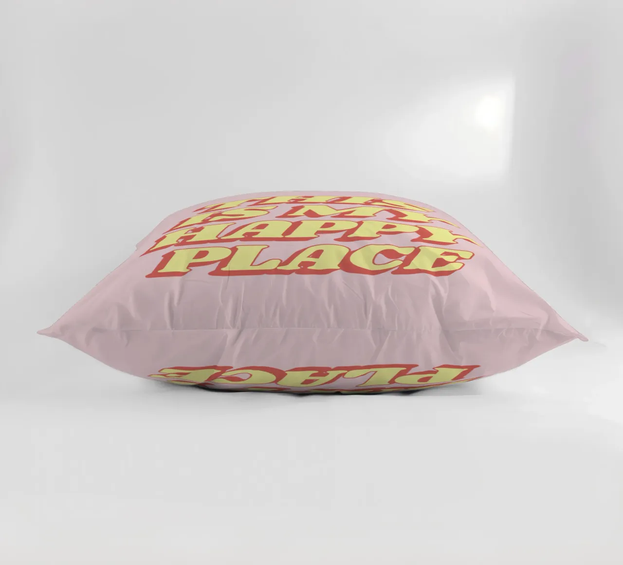 This is My Happy Place - Design tipografico in giallo e rosa cuscino da THE MOTIVATED TYPE