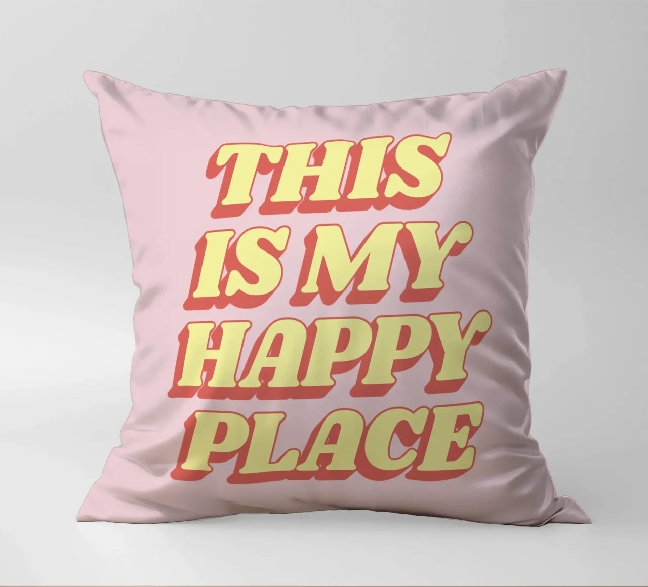 This is My Happy Place - Design tipografico in giallo e rosa cuscino da THE MOTIVATED TYPE