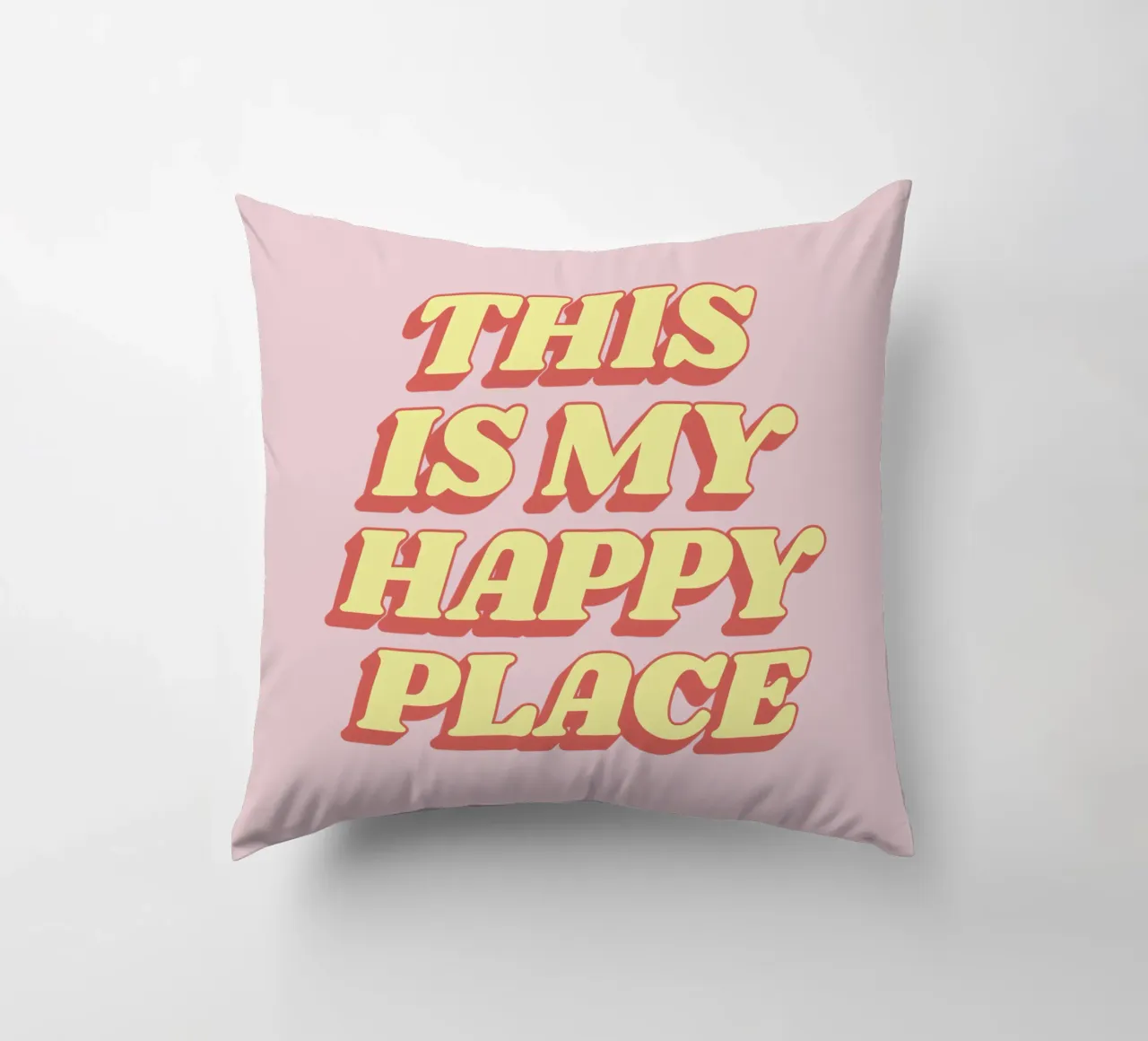 This is My Happy Place - Design tipografico in giallo e rosa cuscino da THE MOTIVATED TYPE