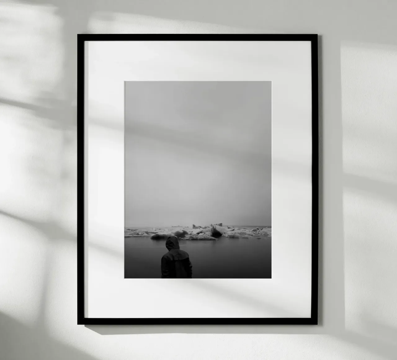 Iceland #01: man and ice poster con telaio in legno da zenitt