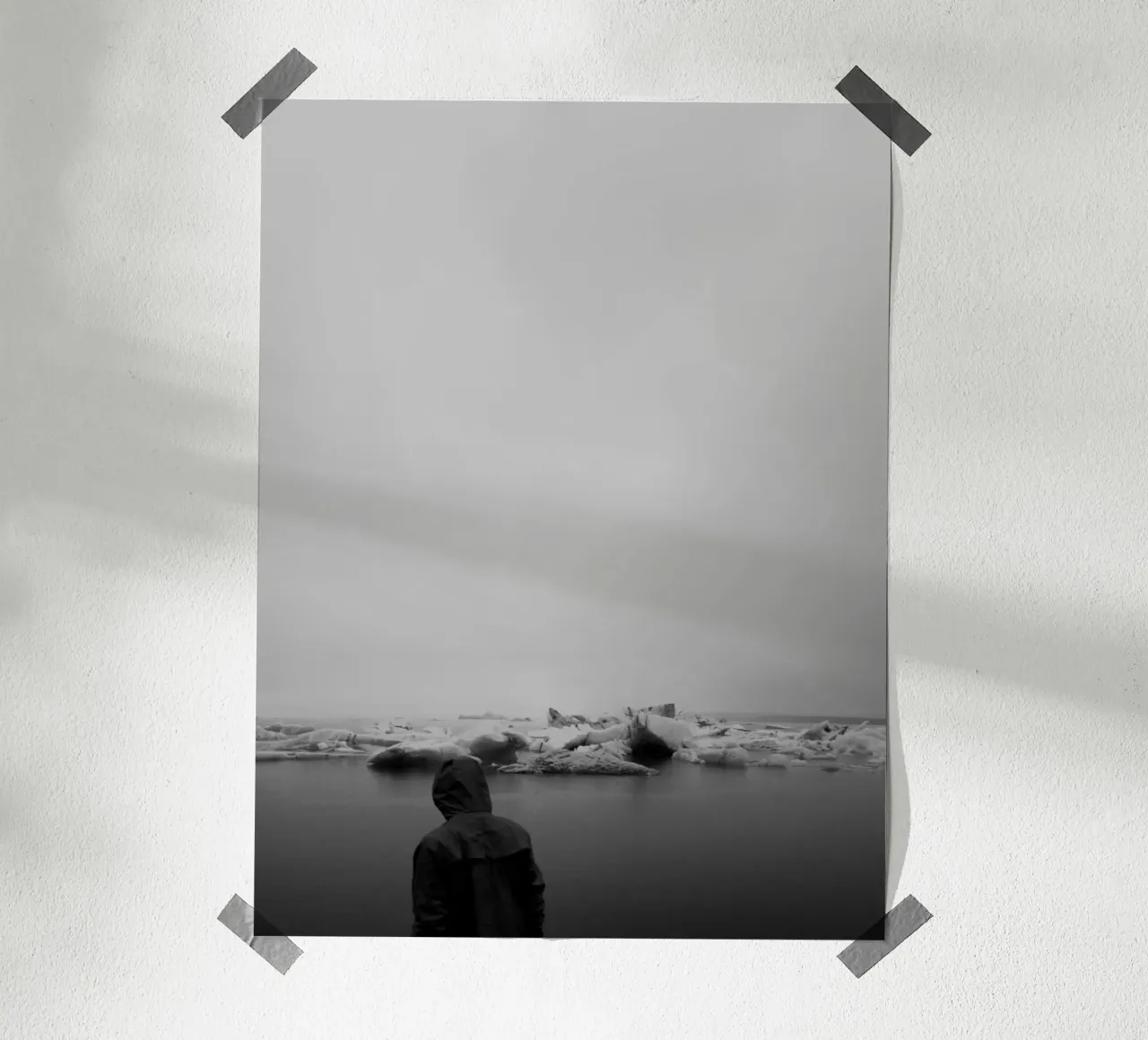Iceland #01: man and ice poster con telaio in legno da zenitt