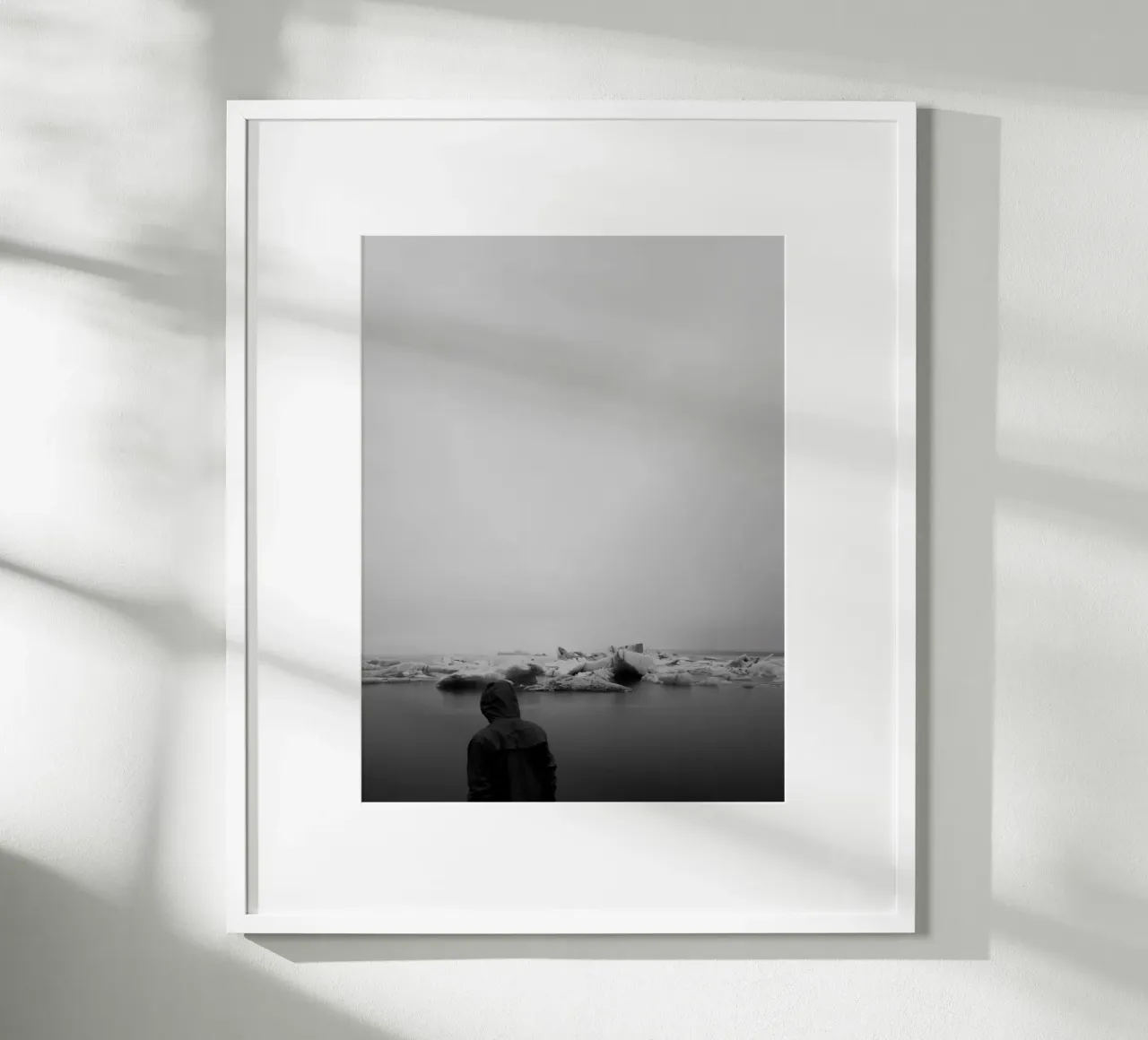 Iceland #01: man and ice poster con telaio in legno da zenitt