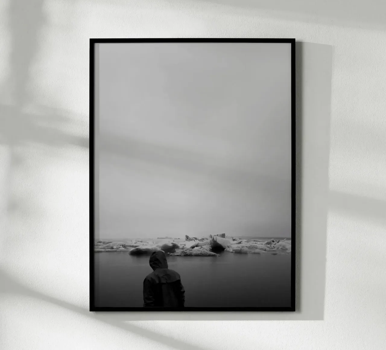 Iceland #01: man and ice poster con telaio in legno da zenitt