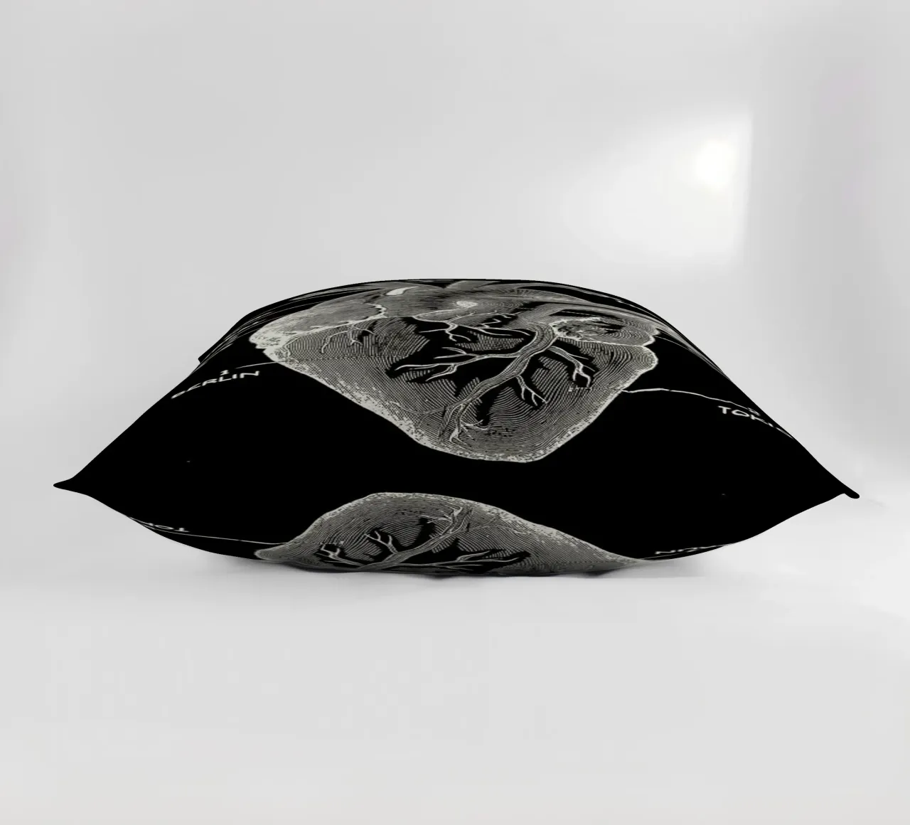 Nomad Heart cuscino da Tobe Fonseca