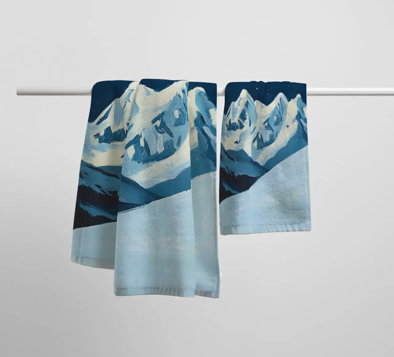Montagne Neve Cielo Inverno II asciugamano da bagno da Euphoria Theresa