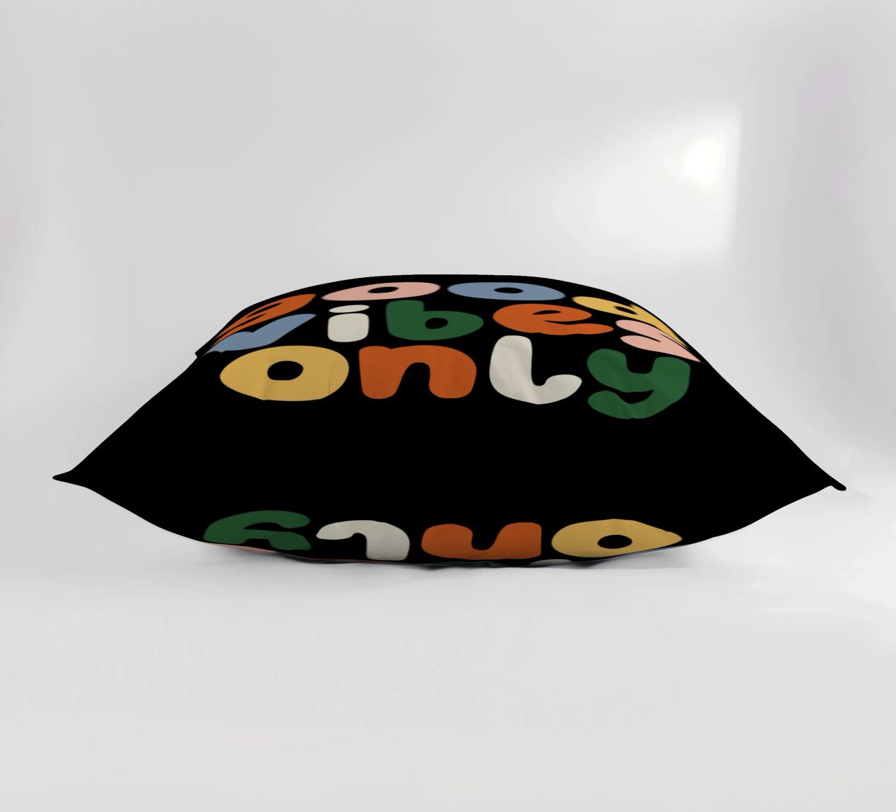Good Vibes Only Colourful Typografie Design cuscino da THE MOTIVATED TYPE