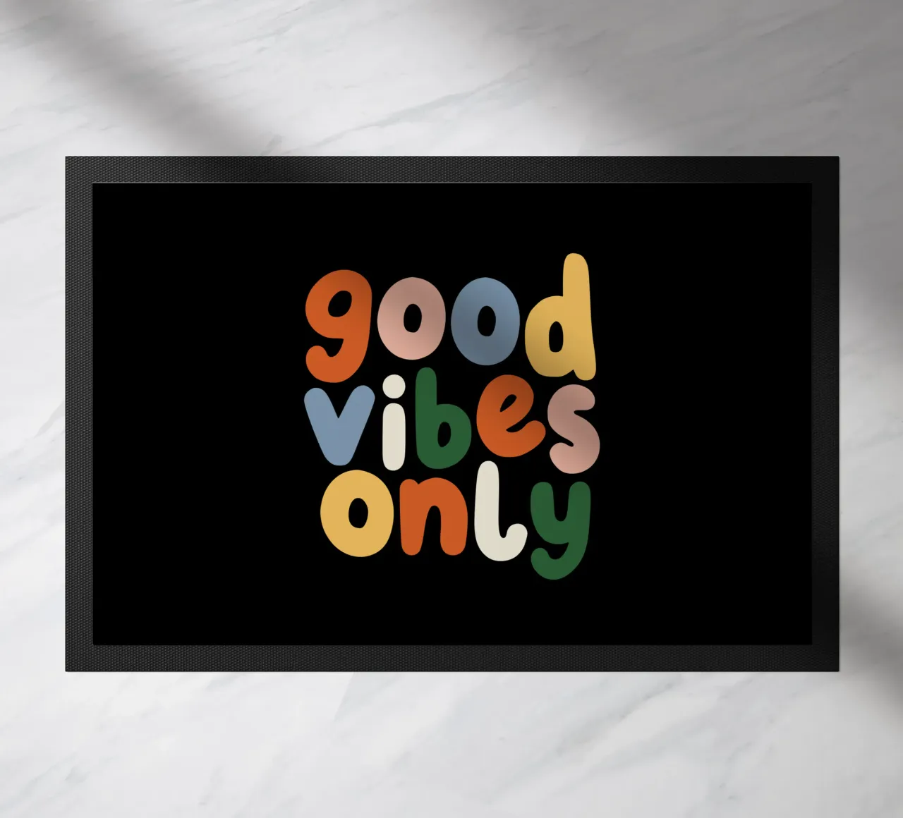 Good Vibes Alleen Kleurrijk Typografie Ontwerp deurmat van THE MOTIVATED TYPE