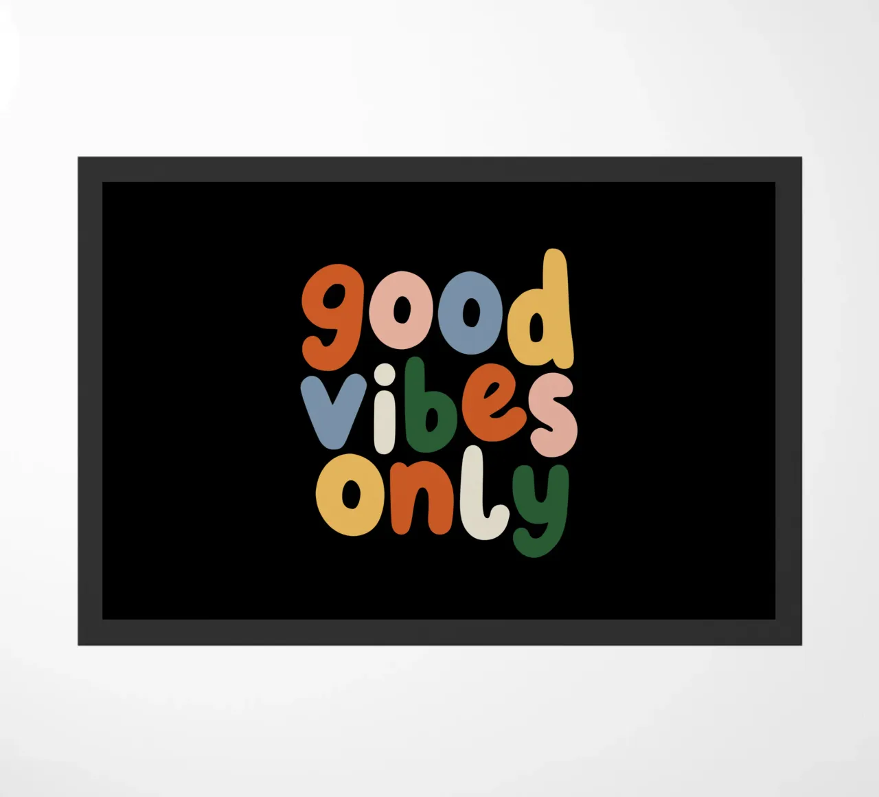 Good Vibes Alleen Kleurrijk Typografie Ontwerp deurmat van THE MOTIVATED TYPE