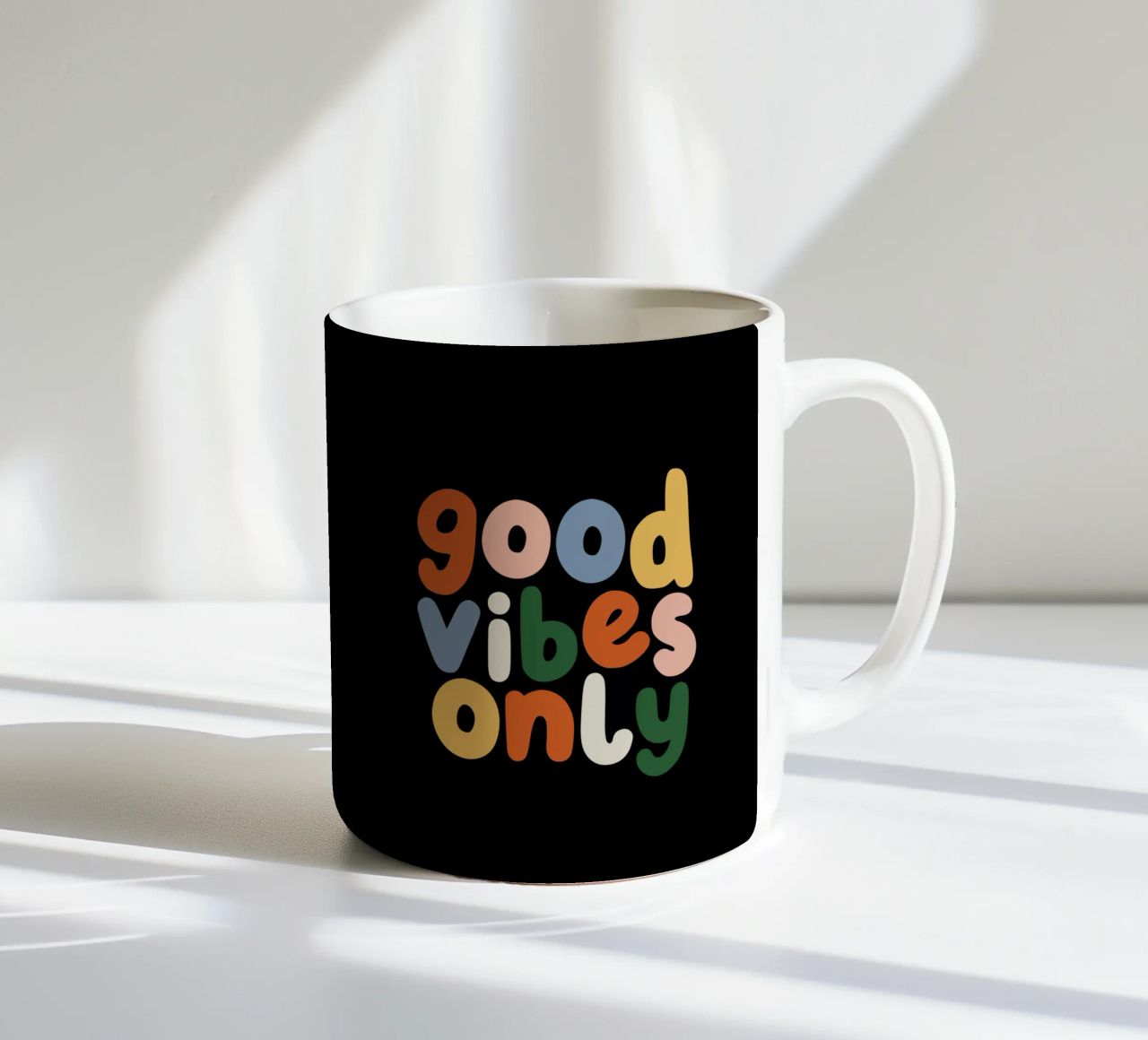 Good Vibes Only Colourful Typografie Design tazza in ceramica da THE MOTIVATED TYPE