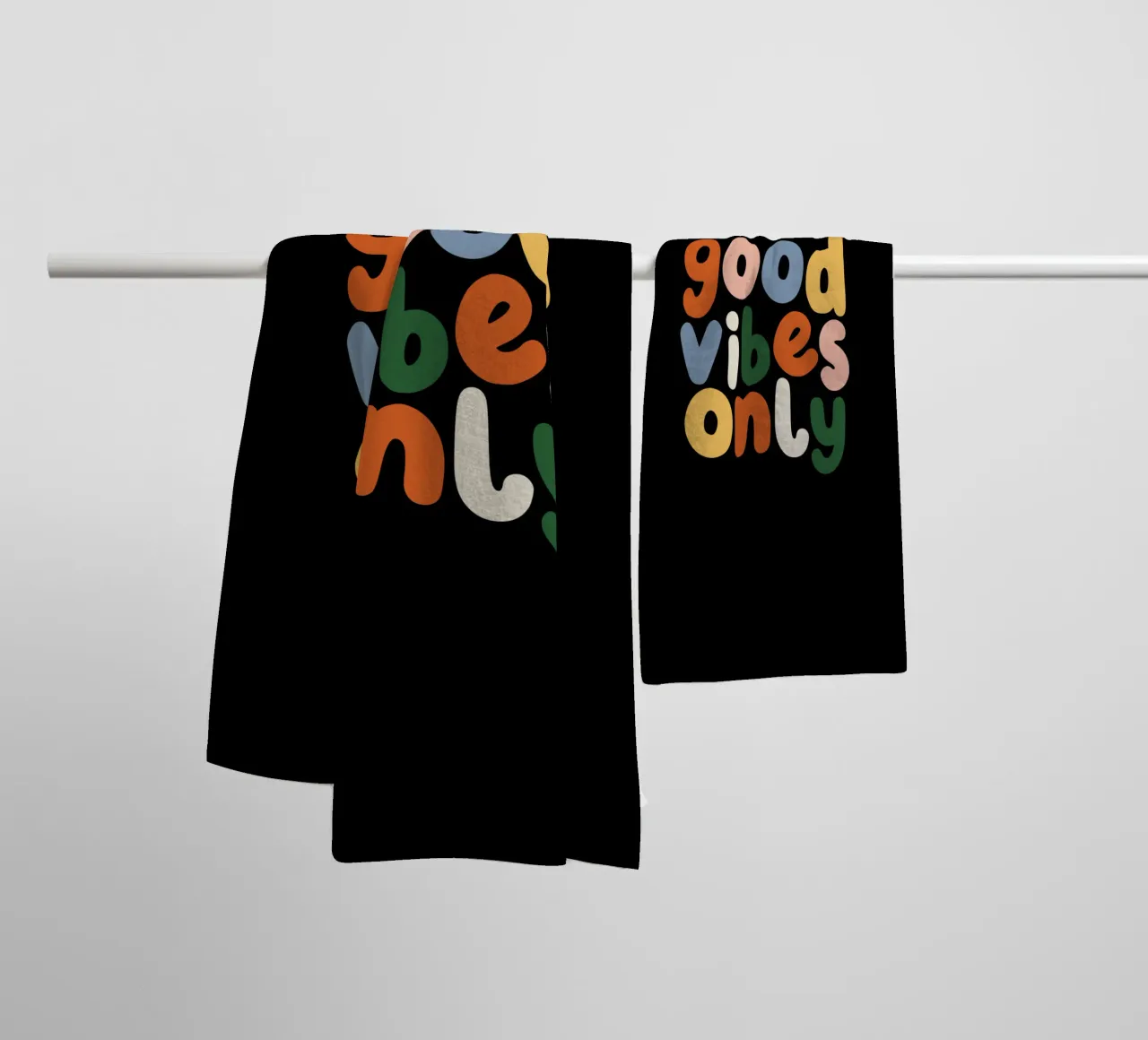 Good Vibes Only Colorful Typografie Design toalla de baño de THE MOTIVATED TYPE