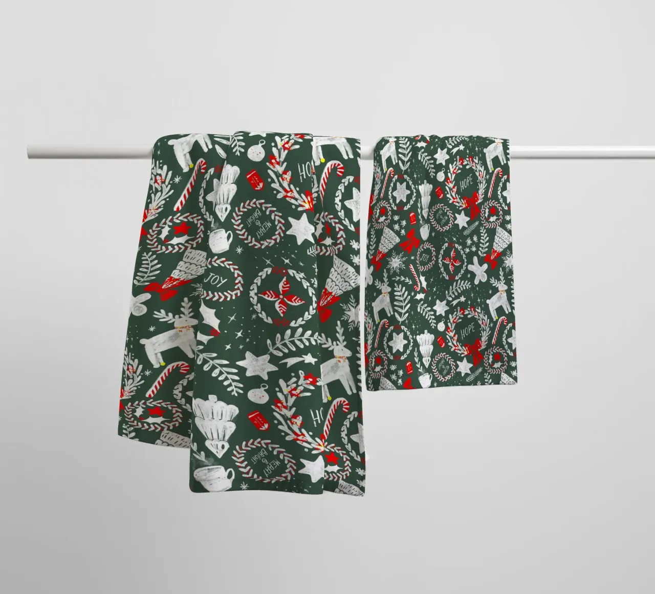 Magical Christmas Pattern - Dark Green and White asciugamano da bagno da anisillustration
