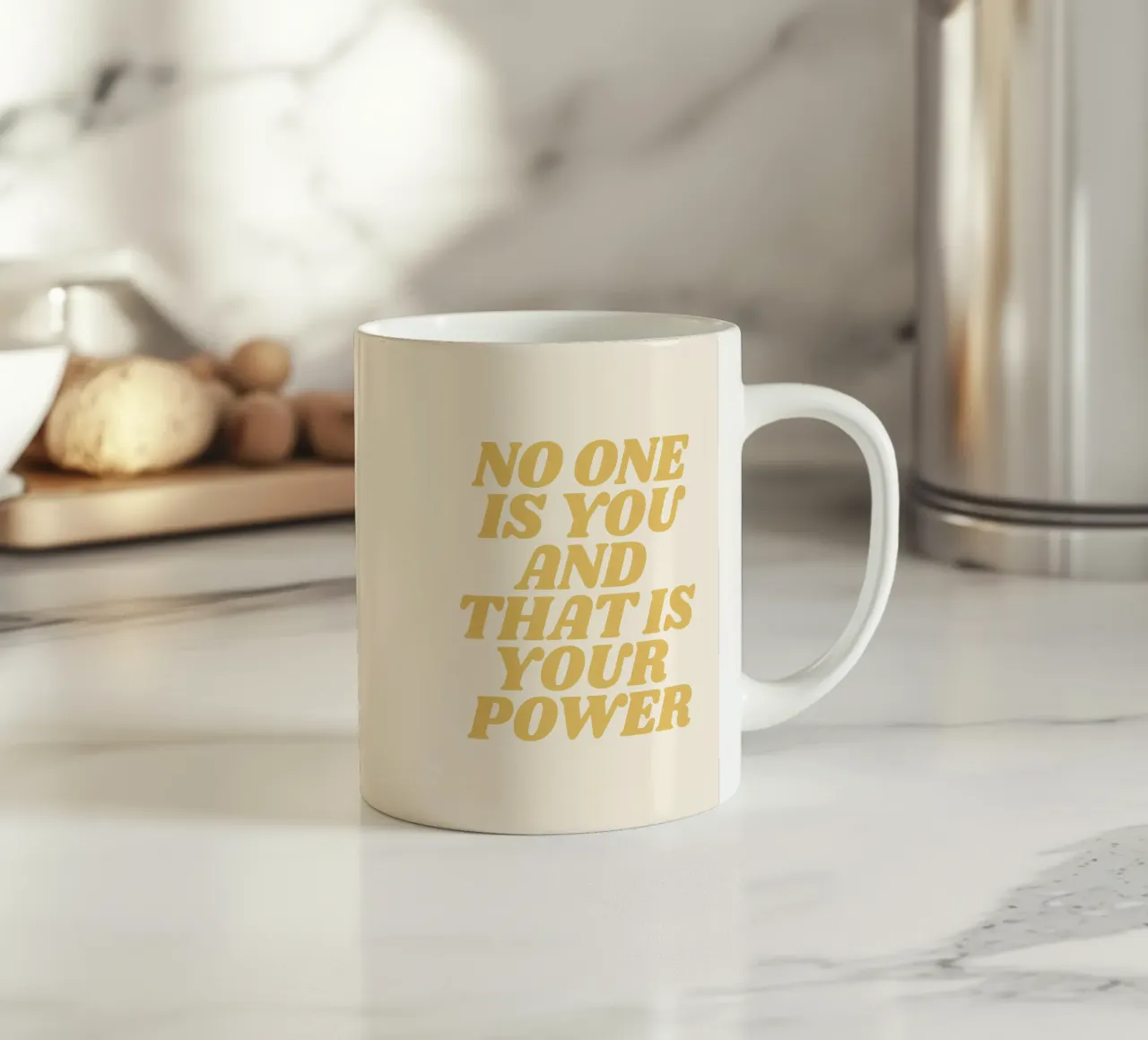 Nessuno è te e questo è il tuo potere citazione (Beige Tone) tazza in ceramica da Paigaam Studio