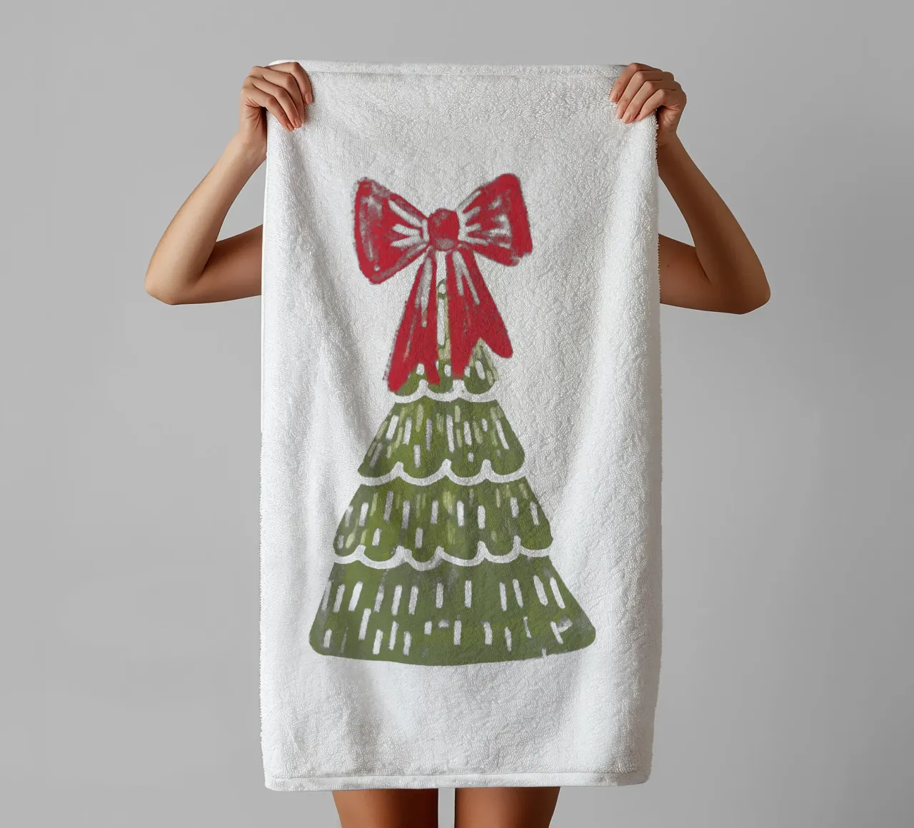 Christmas Pine Tree with red bow asciugamano da bagno da anisillustration