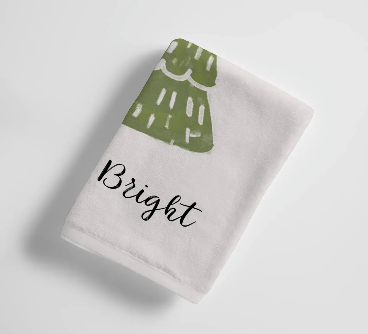 Christmas Pine Tree with red bow and quote asciugamano da bagno da anisillustration