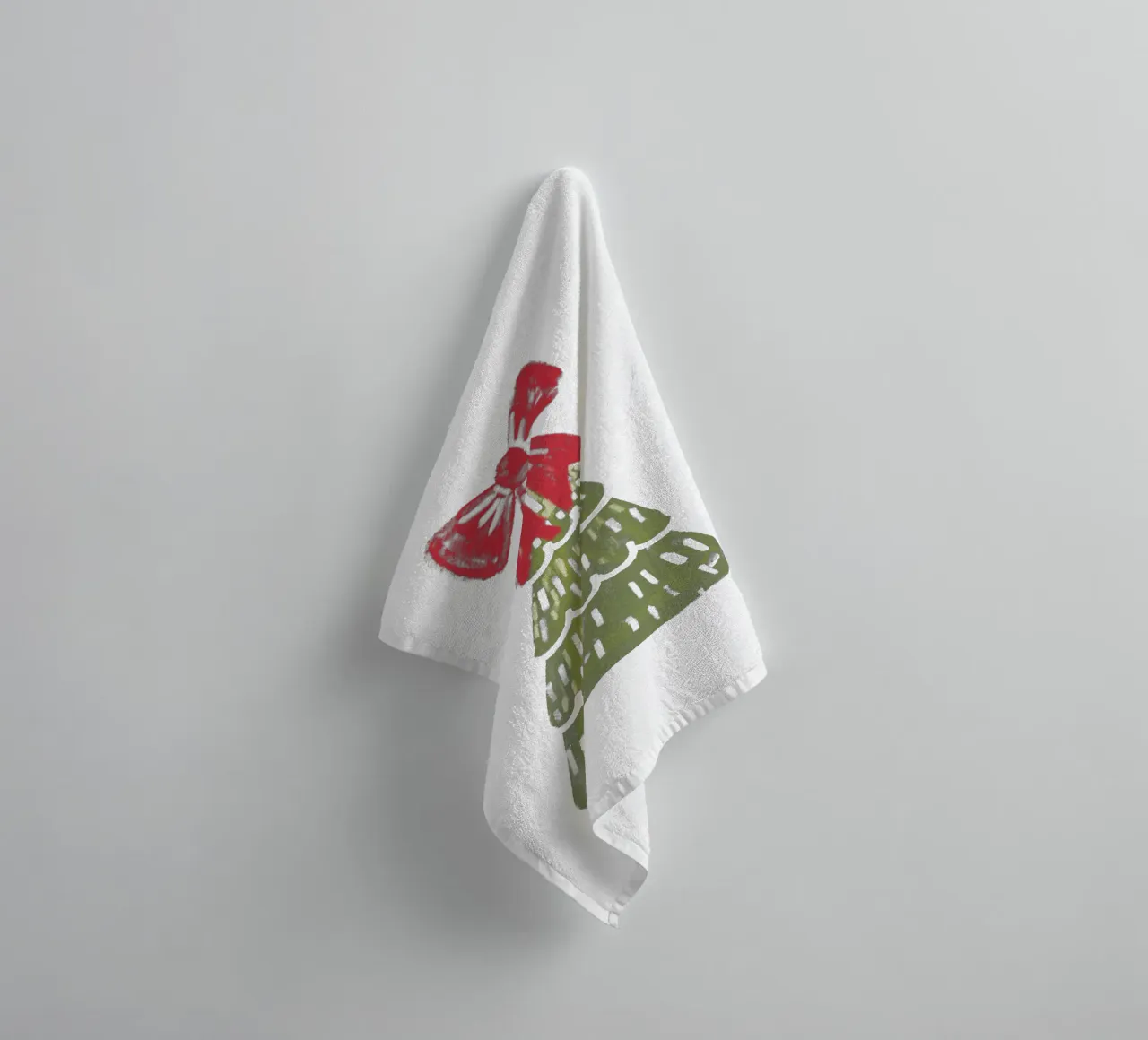 Christmas Pine Tree with red bow asciugamano da bagno da anisillustration