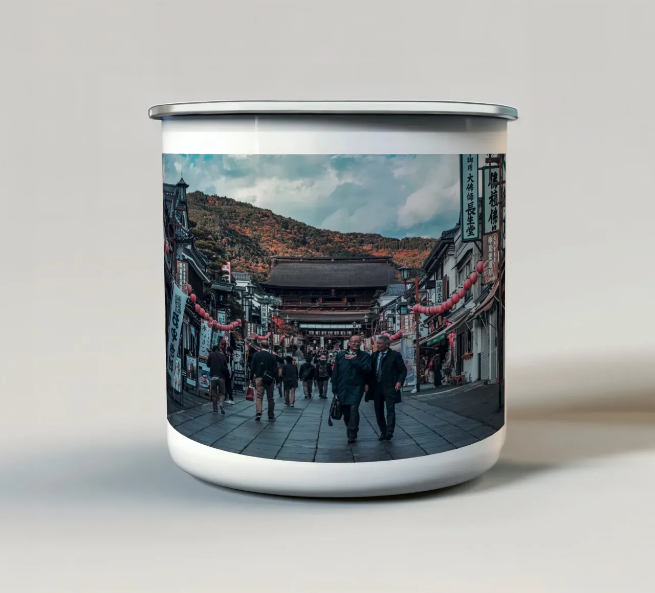 Salary Men in Nagano, Japan tazza in smalto da Marcel Bisig