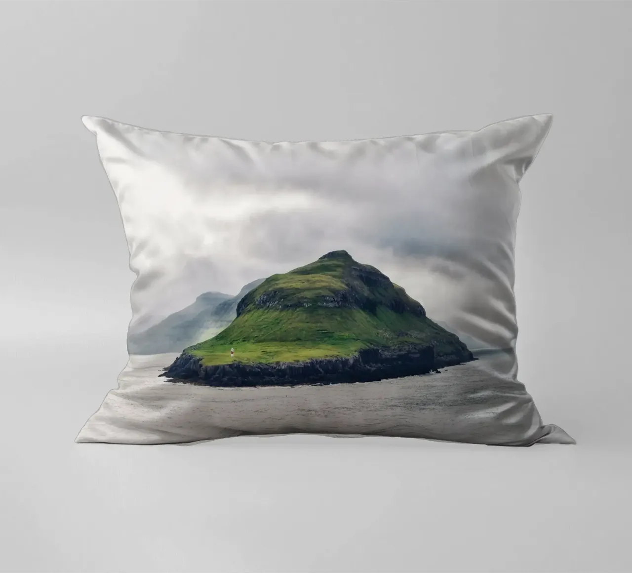 Faroes #04: discover solitude - faroe islands lighthouse cuscino da zenitt