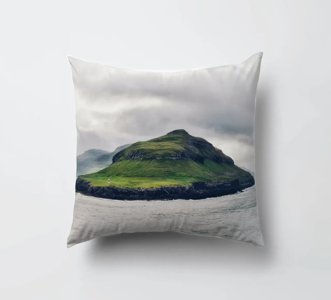 Faroes #04: discover solitude - faroe islands lighthouse cuscino da zenitt