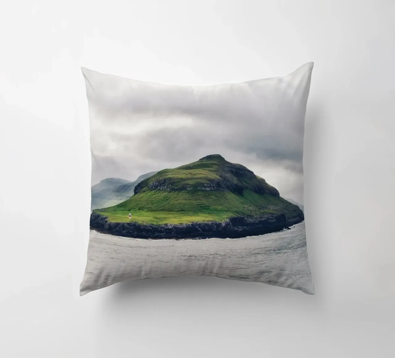 Faroes #04: discover solitude - faroe islands lighthouse cuscino da zenitt
