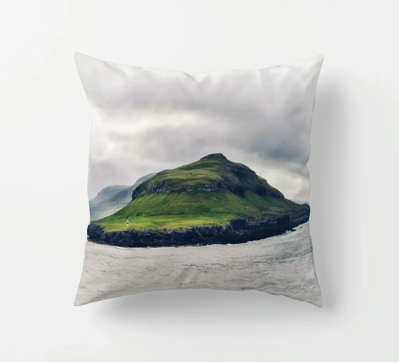 Faroes #04: discover solitude - faroe islands lighthouse cuscino da zenitt