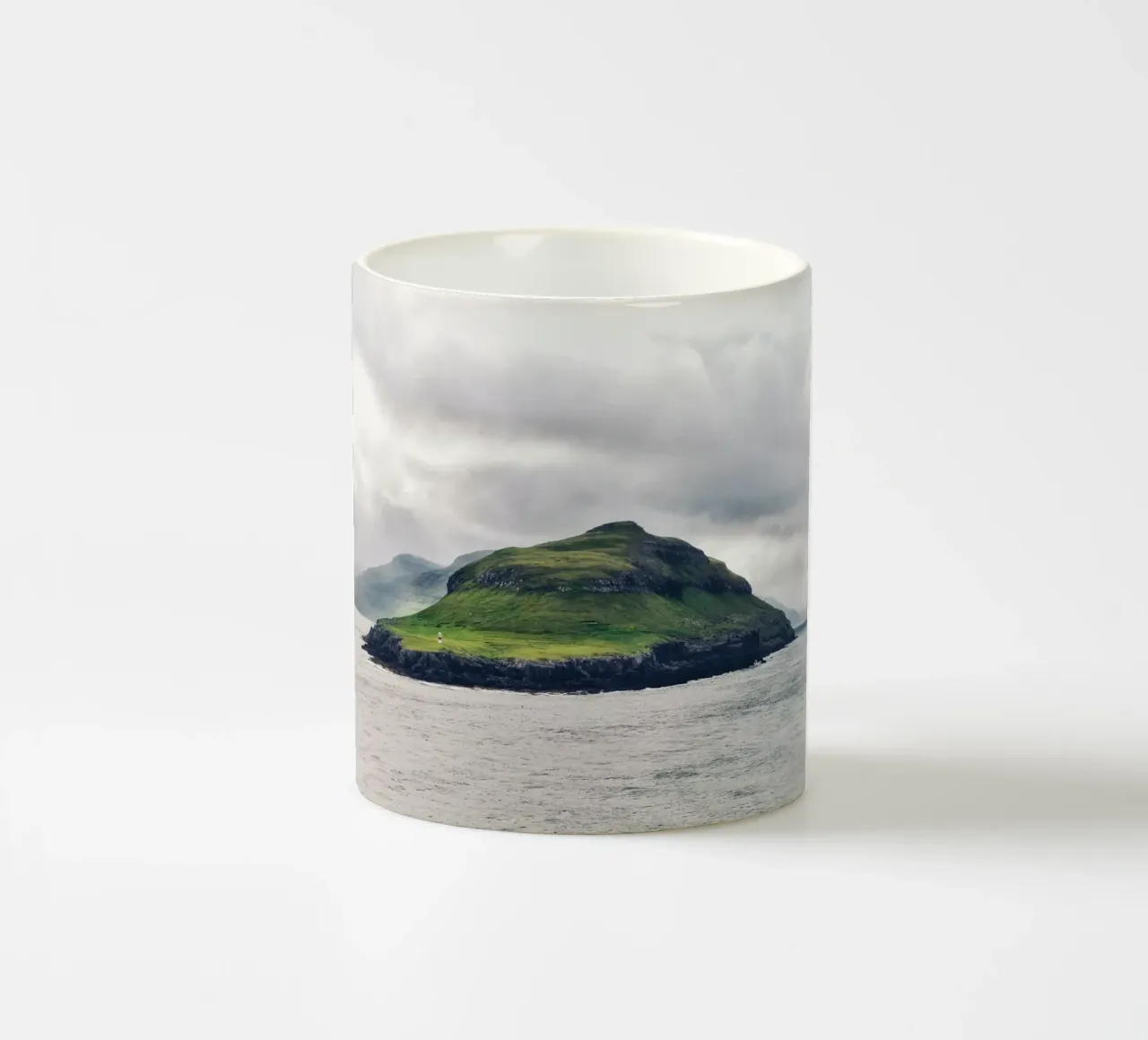Faroes #04: discover solitude - faroe islands lighthouse tazza in ceramica da zenitt