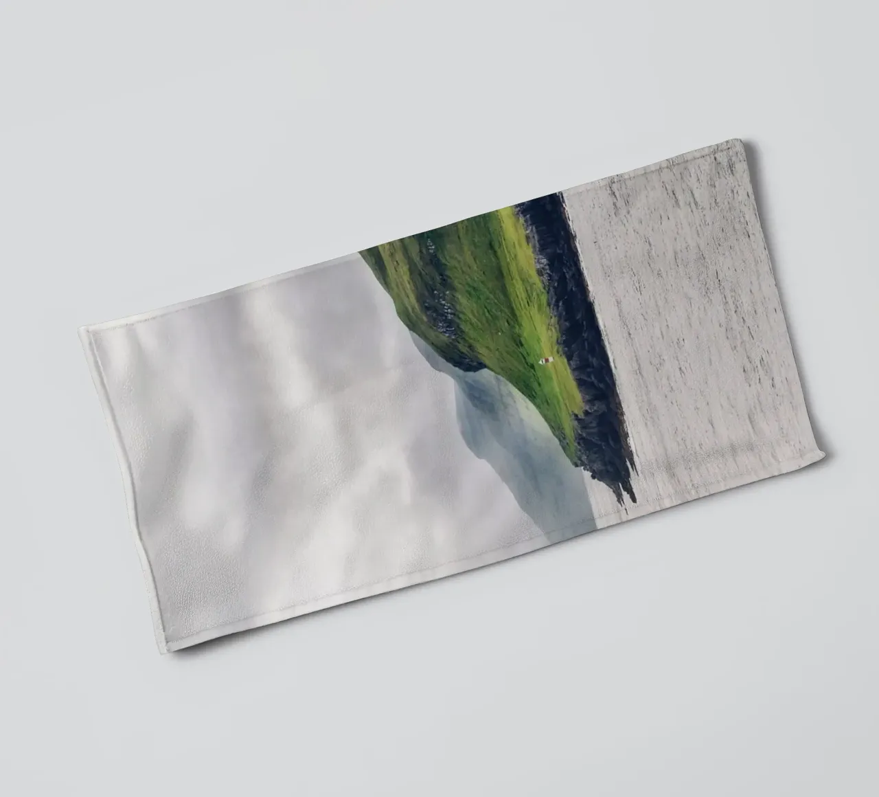 Faroes #04: discover solitude - faroe islands lighthouse Handtuch von zenitt