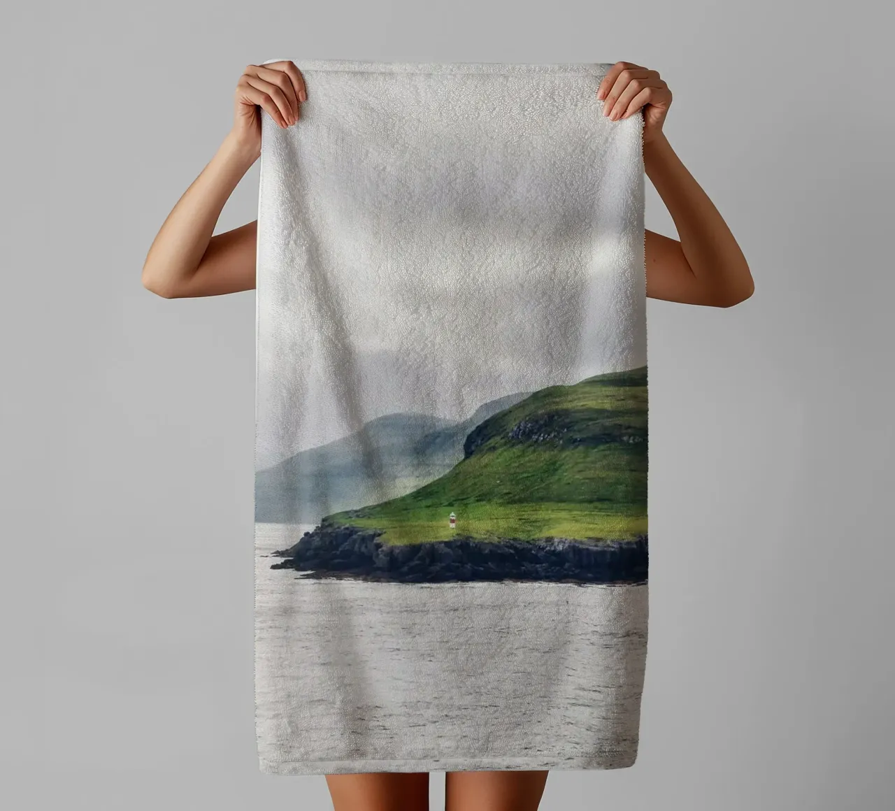 Faroes #04: discover solitude - faroe islands lighthouse Handtuch von zenitt