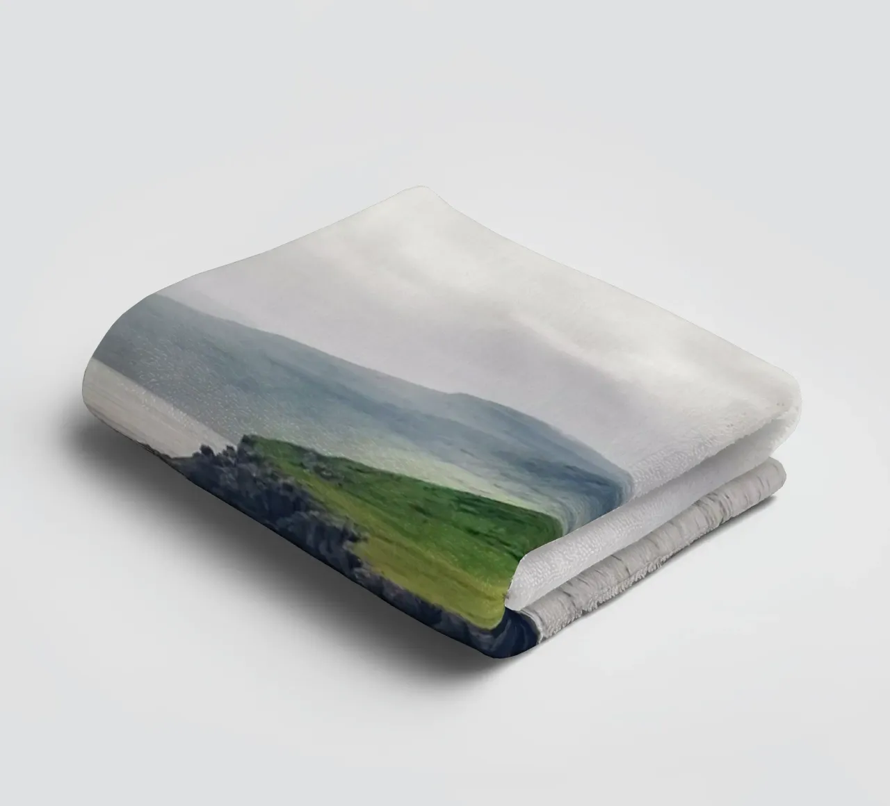 Faroes #04: discover solitude - faroe islands lighthouse Handtuch von zenitt