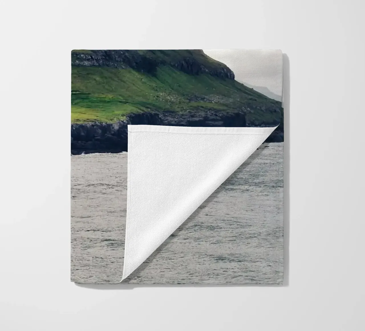 Faroes #04: discover solitude - faroe islands lighthouse telo mare da zenitt