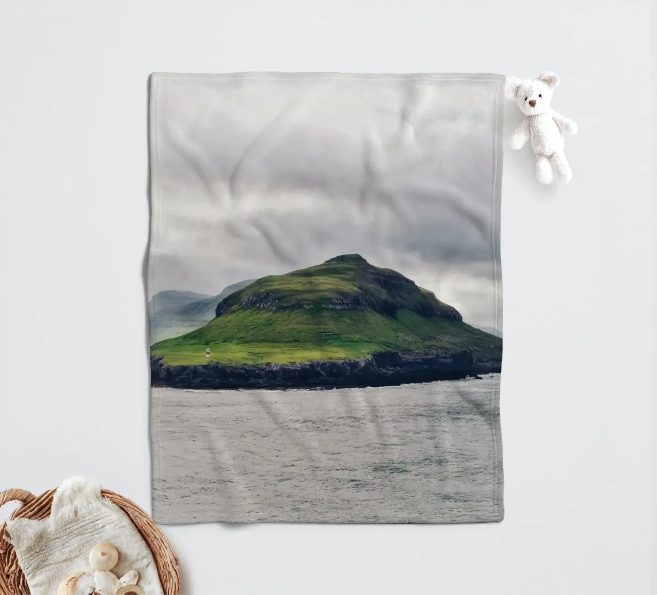 Faroes #04: discover solitude - faroe islands lighthouse fleecedeken van zenitt