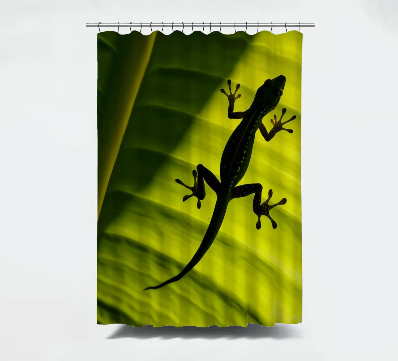 Sagoma di geco su una foglia di banano verde tenda da doccia da Autofocus
